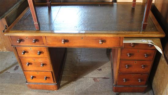 Victorian mahogany pedestal desk